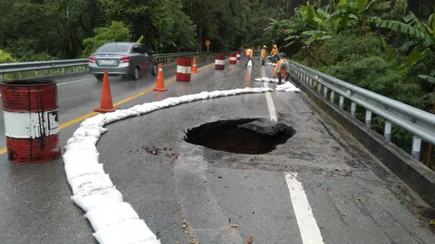 เตือนฝนถล่ม น้ำหลาก เกิดหลุมยุบขนาดใหญ่ กลางถนนดอยอินทนนท์ 
