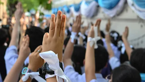 เด็กไทย "ชูสามนิ้ว" บทเรียนจาก "โซเชียล"