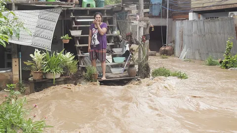 "สุโขทัย" วิกฤติ "น้ำยม" ทะลักท่วม 100 หลังคาเรือนจมบาดาล ที่สวรรคโลก 