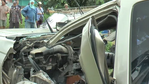 2 แม่-ลูกกลับจากขายเสื้อผ้าตลาดเช้า ใกล้ถึงบ้าน เกิดวูบชนเสาไฟดับ