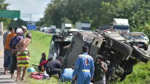 รถทหารกลับจากชายแดนใต้ ยางระเบิดพลิกคว่ำ บาดเจ็บ 3 นาย 