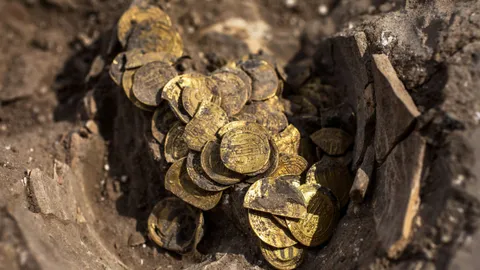 ฮือฮา พบเหรียญทองคำโบราณอายุกว่า 1,000 ปีในอิสราเอล