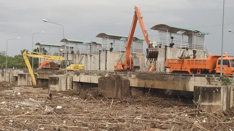 จนท.เร่งเคลียร์กอสวะ ติดประตูฯ บ้านหาดสะพานจันทร์ เปิดทางน้ำยมไหลสะดวก