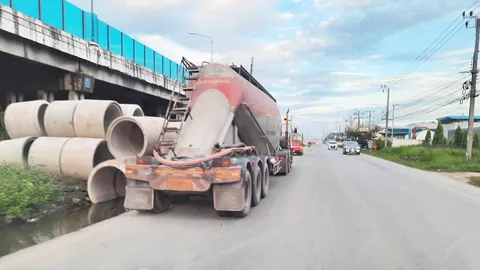 รถบรรทุกปูน 22 ล้อ ทับจยย.ครูและนักเรียนตายคาที่ 2 ศพ คาถนนย่านทุ่งครุ