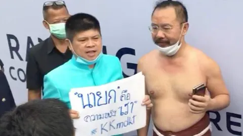 “หมอบูรณ์” ชูป้ายร้องนายกฯ สั่งคืนเงินสมทบชราภาพต่อลมหายใจคนเดือดร้อน