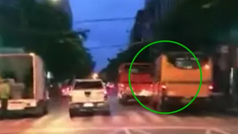 หวาดเสียว รถเมล์สาย 1 ซิ่งแข่งบนถนน รถติดไฟแดง ผู้โดยสารเผ่นหนีตาย