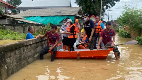 ผู้ว่าฯ แพร่ ลงพื้นที่แจกของช่วยเหลือชาวบ้านประสบภัยน้ำท่วมใน 3 อำเภอ