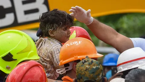 เด็ก 4 ขวบ รอดตายปาฏิหาริย์ หลังติดอยู่ใต้ซากตึกถล่มในอินเดีย