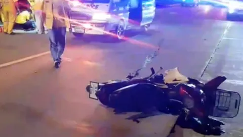 หนุ่มโรงงานเมาซิ่งจยย.ปาดหน้า เจอเก๋งชนโครมขาหัก กลิ่นเหล้าหึ่ง