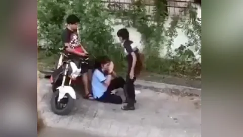 แม่ไม่ยอม ลูกสาวถูกเพื่อนชายหลอก พามาให้รุ่นพี่ตื้บ เจ็บไปทั้งตัว (คลิป)