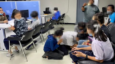 มือตบสาวปวช.ปี 1 เข้าพบตำรวจ สภ.รัตนาธิเบศร์ พ่อก้มกราบขอโทษแทนลูก