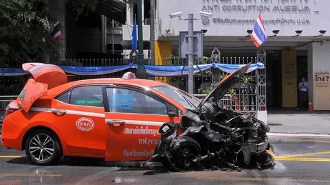 แท็กซี่ติดแก๊สหนีตาย ไฟลุกท่วมรถข้างประตูทำเนียบฯ หลังเฉี่ยวชนเก๋งหรู