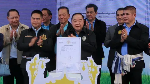 “ป้อม” ไปขอนแก่นมอบ “เอกสารสิทธิ” ที่ทำกินให้ชาวบ้าน