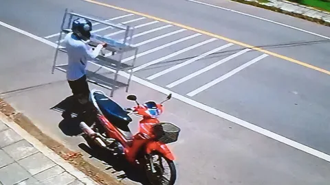 มีกล้องก็ไม่กลัว โจรขโมยอ่างล้างจาน แบกขึ้นมอเตอร์ไซค์ กลางวันแสกๆ