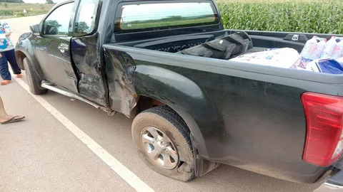 กระบะมัวก้มเก็บของ รถพุ่งข้ามเลนชนจยย.อย่างจัง ตาย 2 ศพ