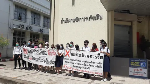 กลุ่มนิสิตจุฬาฯ ถือป้ายคัดค้านรื้อถอน ย้ำจุดยืน #saveศาลเจ้าแม่ทับทิม