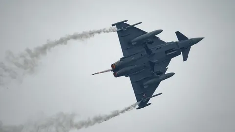 ผู้โดยสารไรอันแอร์ระทึก UKส่งบินขับไล่ประกบ พบวัตถุต้องสงสัย จับชาย 2 คน