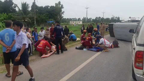 รถกระบะรับส่งนักเรียนที่ อ.วังทอง หลบรถสิบล้อพลิกคว่ำทำเด็กเจ็บระนาว