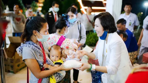 วัดห้วยปลากั้ง ร่วม โอบอุ้ม แจกของช่วยชาวเชียงราย ในห้วงวิกฤติโควิด