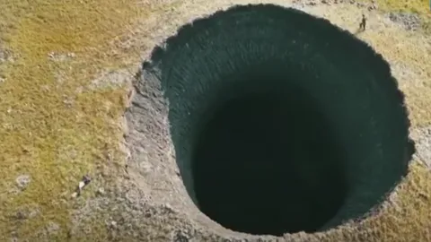 รัสเซียพบหลุมยักษ์ปริศนา ข้องใจเป็นร่องรอย UFO หรือผลจากโครงการลับ