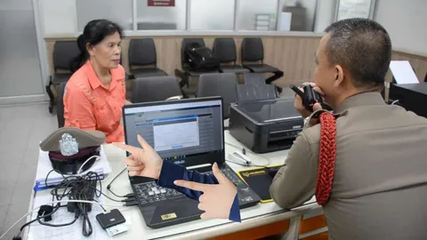 ป้า 59 เตือนภัย โจรรถทัวร์ ตีสนิท นั่งประกบล้วงทองไปกว่าแสน  