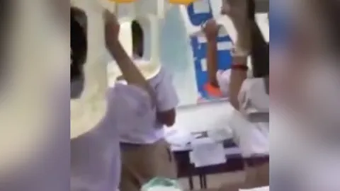 แชร์ว่อน ครูโรงเรียนดัง ด่านักเรียนโง่ สั่งยืนยกเก้าอี้วางบนหัว (คลิป)