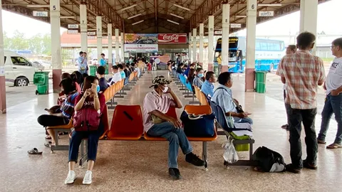 ถนนสาย 304 เส้นผ่านกบินทร์บุรีรถหนาแน่น ประชาชนเริ่มเดินทางกลับหยุดยาว