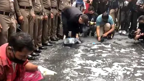 มศว คนรุ่นเปลี่ยน ปราศรัยพร้อมทำความสะอาดหน้า ตร. เรียกร้องอยู่ข้างประชาชน