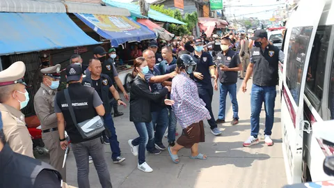 ตร.พาสาวมือฆ่าปาดคอยายวัย 74 ทำแผน ญาติแค้นปรี่จะชก จนท.จับแยกวุ่น