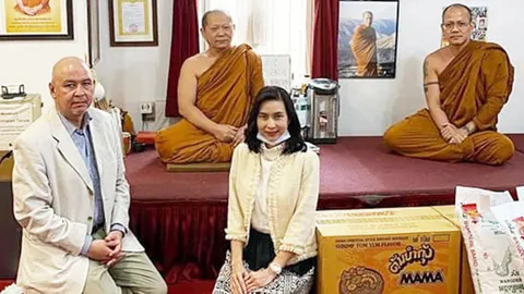 ฟาบีโอ จินดาและภริยา เข้ากราบนมัสการเจ้าอาวาสวัดนิวยอร์กธัมมาราม