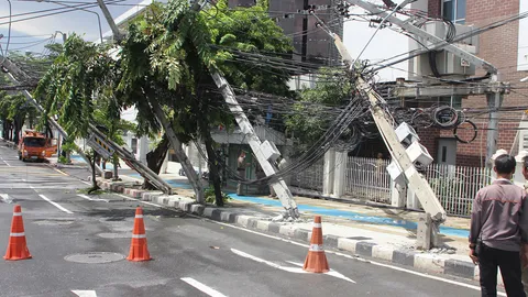 ปิดถนน-ฝนถล่ม เสาไฟฟ้าหัก 9 ต้น หน้าวัดเบญจมบพิตรฯ-ลานพระบรมรูปฯ