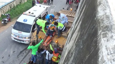 เดชะบุญ นร.แชมป์เปตอง รถแหกโค้งตกสะพาน หล่นบนหลังคารถขยะพอดี 