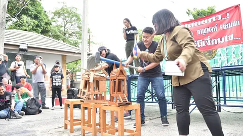 จี้ปล่อยตัวอานนท์-ไมค์ 3 แกนนำม็อบปลดแอก ทุบ “ศาลพระภูมิ” หน้าเรือนจำ