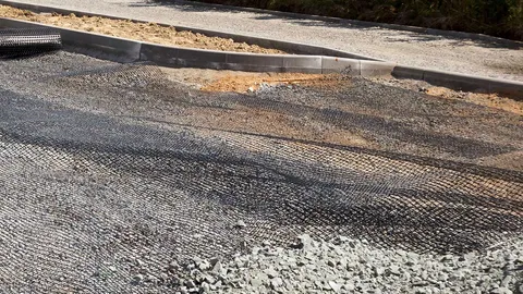 สร้างถนนไม่มีวี่แววจะเสร็จ ชาวบ้านเดือดร้อนทำไงดี