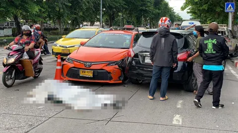 สลด หนุ่มขี่จยย.ส่งแกร็บฟู้ด เฉี่ยวรถเก๋งประสานงาแท็กซี่ ดับคาถนน 