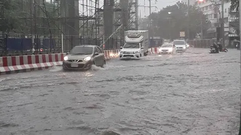 ฝนกระหน่ำช่วงเลิกงาน "แยกแคราย" น้ำท่วมขังสูง การจราจรติดขัด