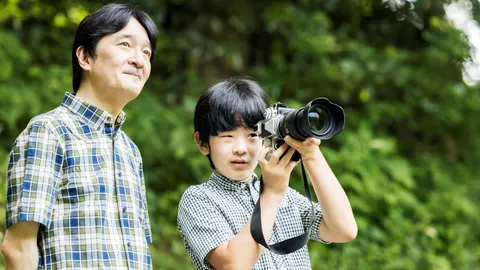 สุดอบอุ่น เจ้าชายอากาชิโนะแห่งญี่ปุ่นสอนพระโอรสฉายพระรูป