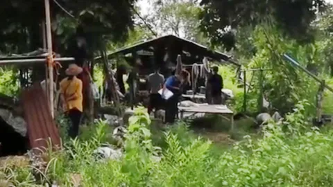 พบศพหนุ่มใหญ่ ถูกตีหน้าเหวอะ นอนตายคากระท่อม ตร.พุ่งปมชอบเปิบเนื้อหมา