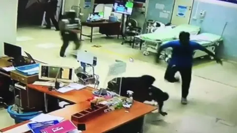 เดือด โจ๋เพชรบุรี ไล่ยำอริกลางห้องฉุกเฉินรพ. แค้นแทงเพื่อนสาหัส (คลิป)