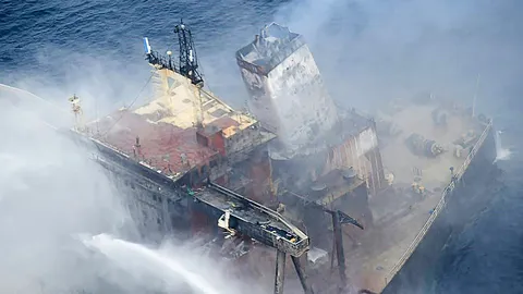 ไฟไหม้เรือน้ำมันกลางทะเลยังดับไม่สนิท