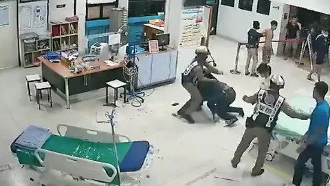 คลิปอีกมุม นาทีวัยรุ่นยกพวกตามตีอริกลางห้องฉุกเฉิน พยาบาล-คนไข้ หนีกระเจิง