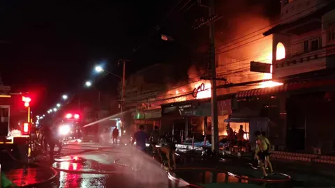 แตกตื่น ไฟไหม้ร้านใหญ่ กลางตลาดเมืองประจวบฯ วอด 20 ล้าน 