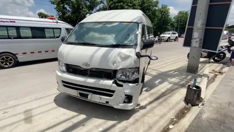 ป้าวัย 60 ขี่จยย.ตัดหน้ารถตู้ ถูกชนกระเด็นตาย หน้าตลาดไทยสมบูรณ์ 3 