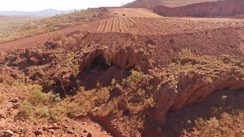 ประท้วงบริษัทเหมืองแร่รุกโบราณสถานชนพื้นเมือง