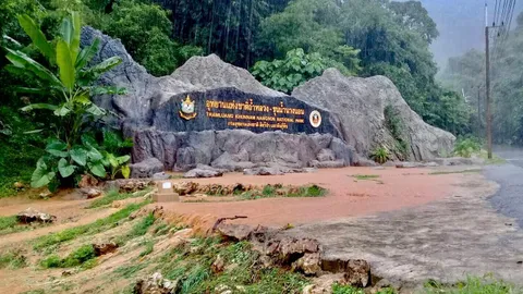เชียงรายฝนตกหนัก ถนนพหลโยธินหน้าขนส่งแม่สาย และหน้าถ้ำหลวงน้ำท่วมแล้ว 