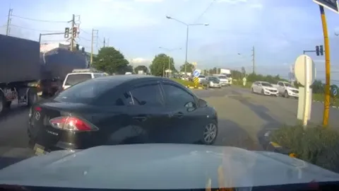 แชร์ว่อน เก๋งดำปาดหน้าแทรกคิวรถรอเลี้ยว ตกใจเสียงแตรเลี้ยวผิดเลน (คลิป)