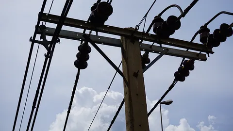 เสาไฟฟ้าเอียงใกล้ล้ม ชาวบ้านกลัวจะเกิดอันตราย วอนหน่วยงานที่รับผิดชอบเข้าแก้ไข