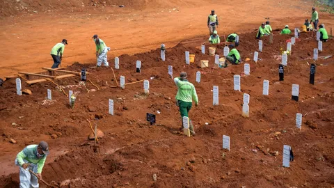 บทลงโทษสไตล์อินโดฯ ให้คนไม่สวมหน้ากากช่วยขุดหลุมศพ