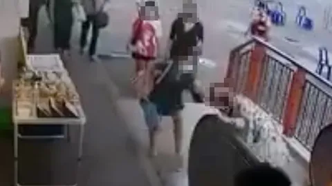 ฉุนจองที่นั่งบนรถตู้ ต่อว่าไม่พอ ตามกระชากผมตัวปลิว (คลิป)