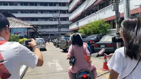 สาวกระชากหัวมา สน.พญาไท รับทราบข้อหาก่อนซ้อนท้ายวิน จยย. ชิ่งหนีนักข่าว